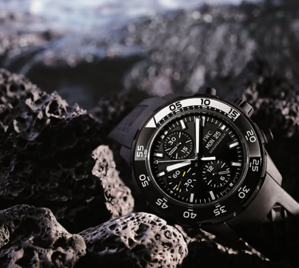 Jam tangan dengan bezel unidirectional